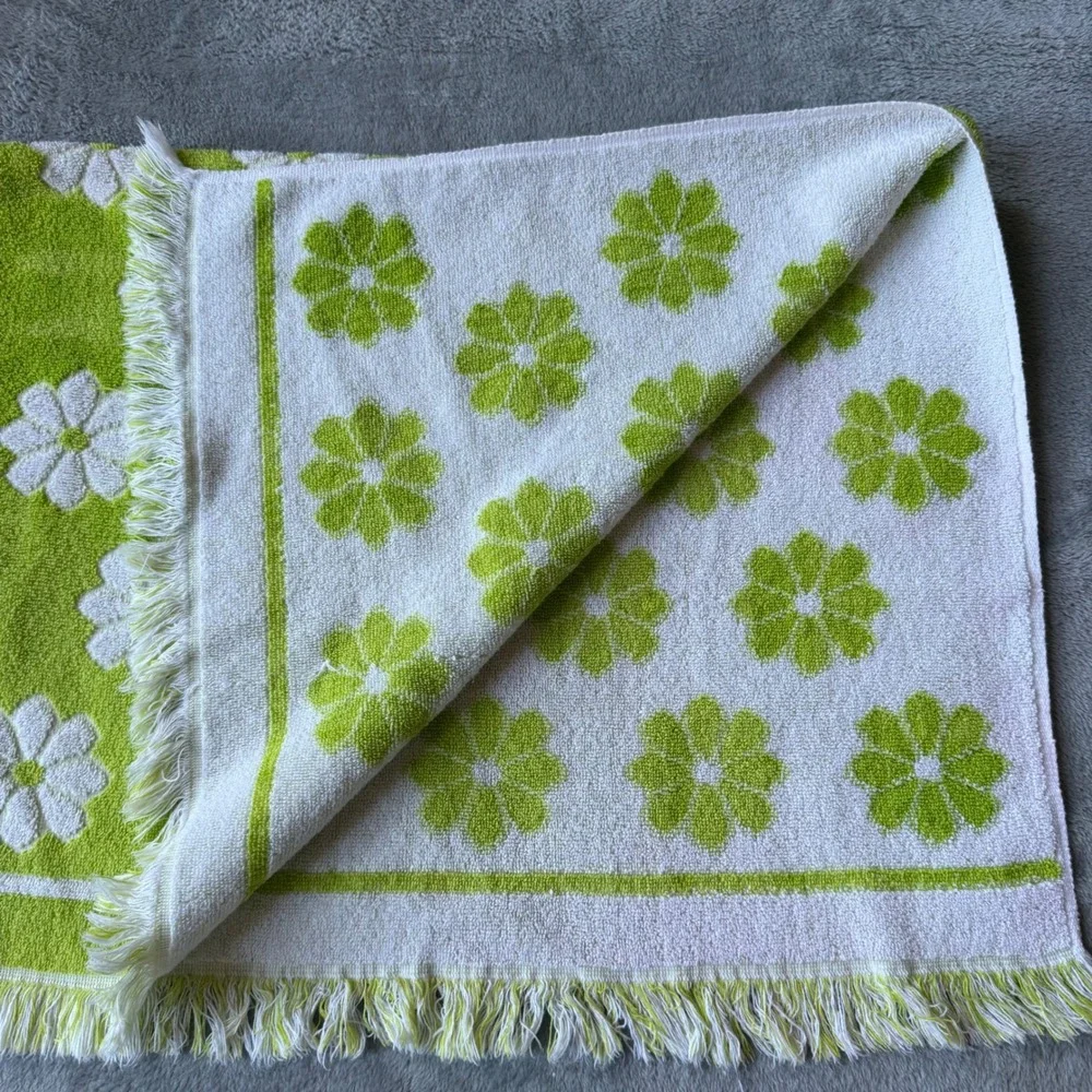 Vtg Martex Lime Green White Daisy Reversible Floral Towel Fringed Cotton USA